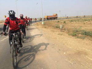 ¿Por qué 500 monjas van en bicicleta por el Himalaya?