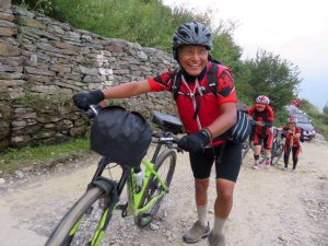 2 Per què 500 monges anant en bicicleata per l'Himalàia