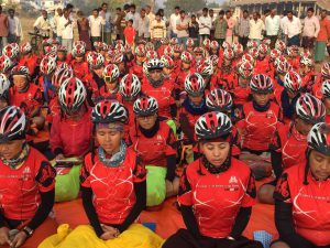 ¿Por qué 500 monjas van en bicicleta por el Himalaya?